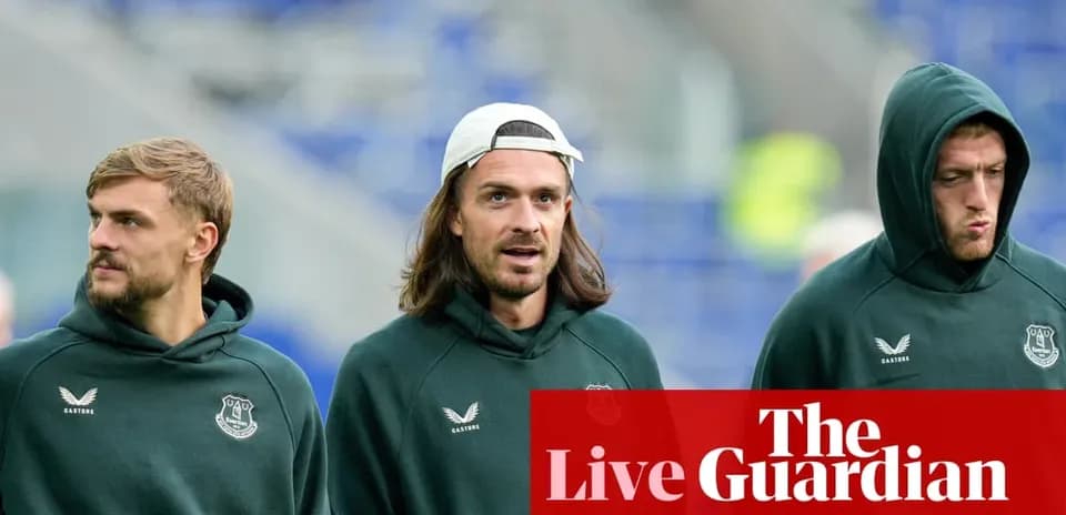 Tres jugadores de Everton caminando en el estadio