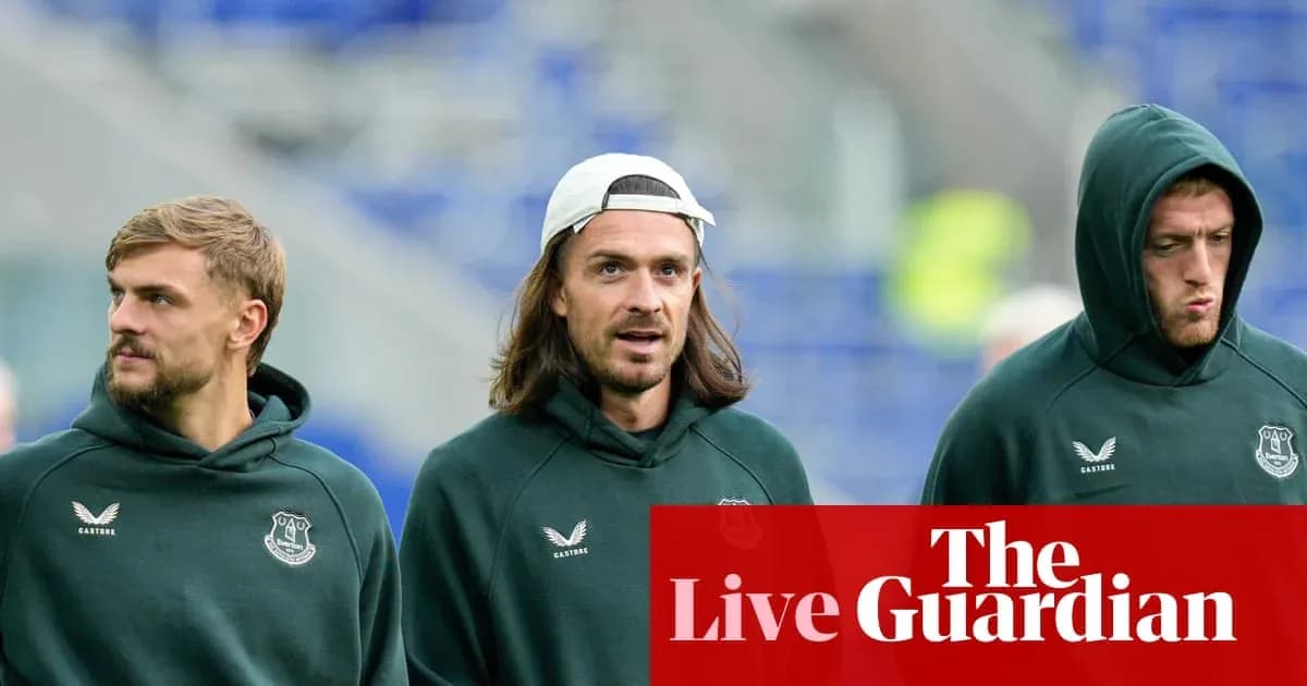 Tres jugadores de Everton caminando en el estadio