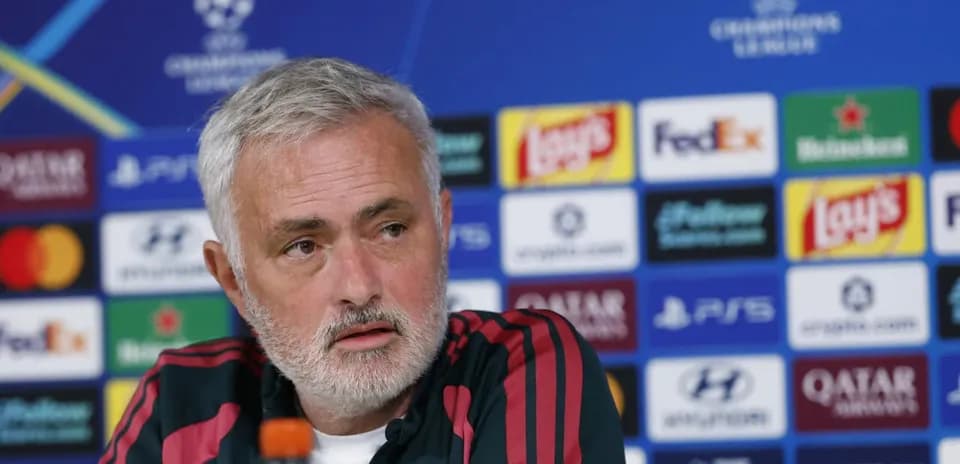 Entrenador en conferencia de prensa de la Champions League