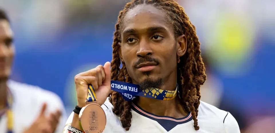 Jugador sosteniendo medalla de bronce FIFA