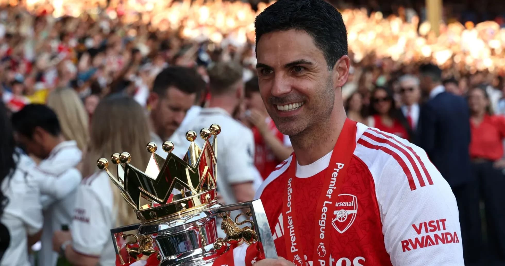 Entrenador de Arsenal sosteniendo el trofeo de Premier League