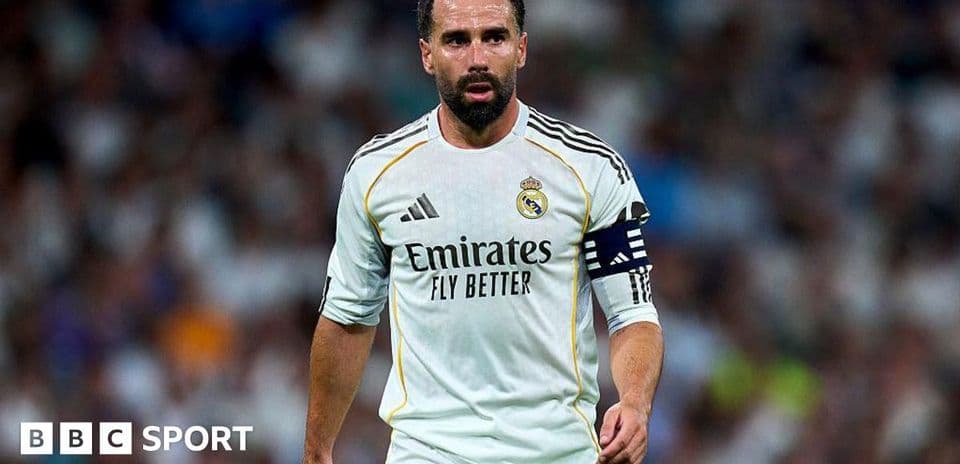 Jugador de Real Madrid caminando en el campo