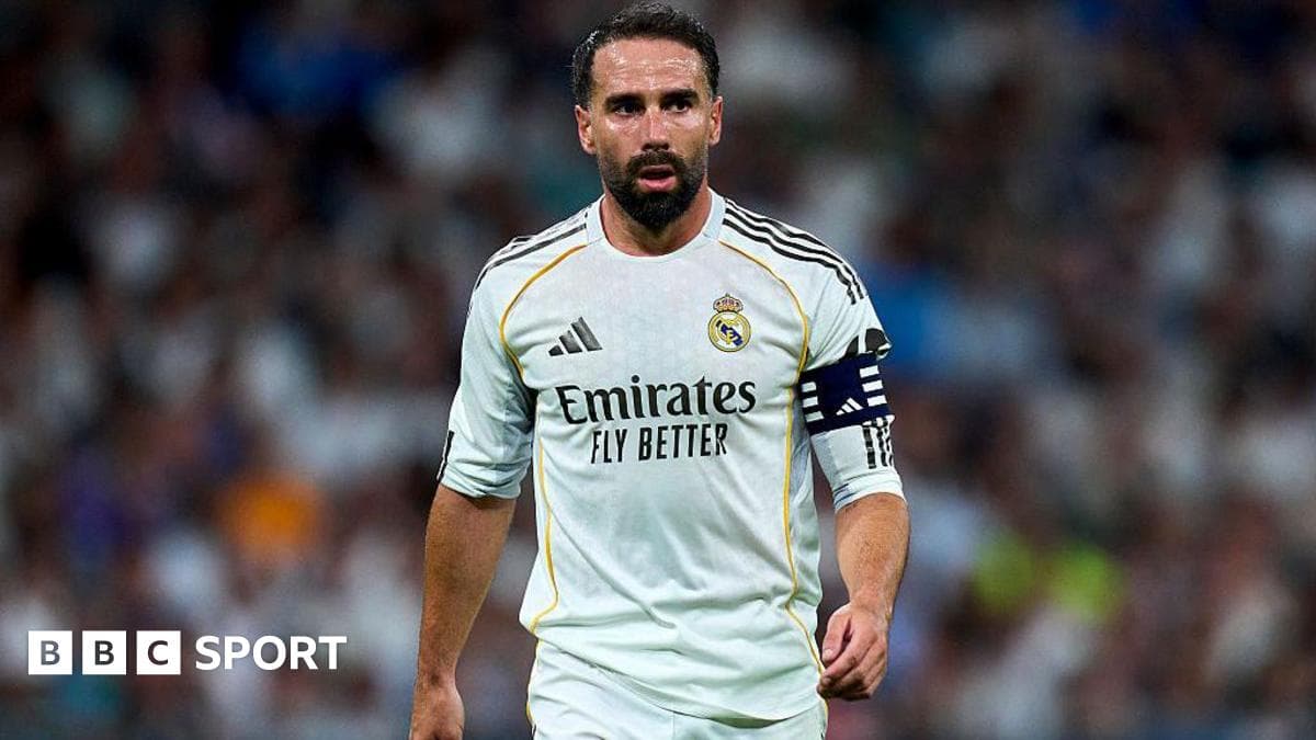 Jugador de Real Madrid caminando en el campo