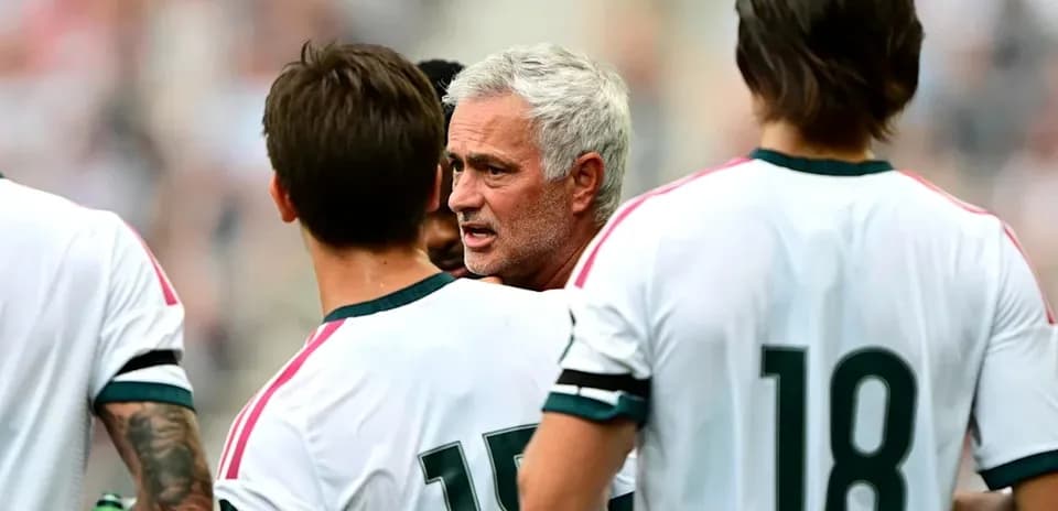 Entrenador hablando con jugadores durante partido