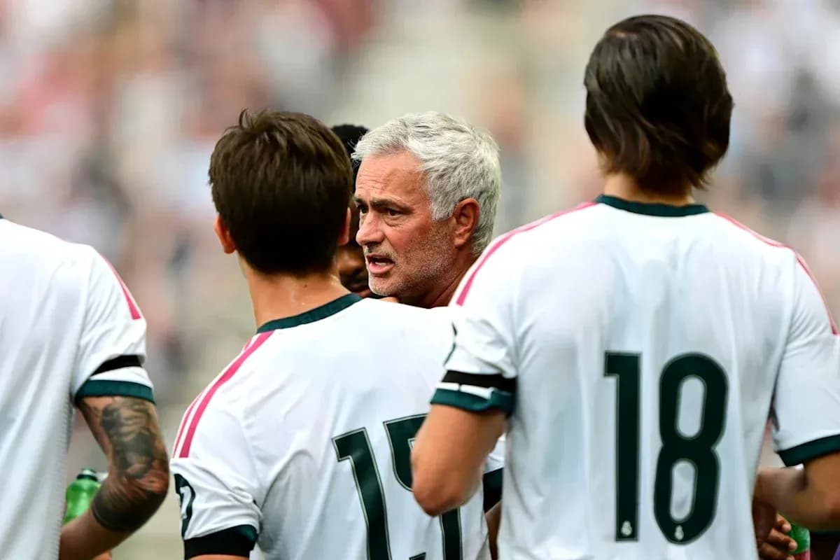 Entrenador hablando con jugadores durante partido