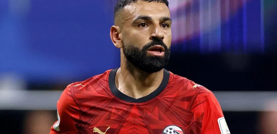 Jugador de fútbol en uniforme rojo durante el partido