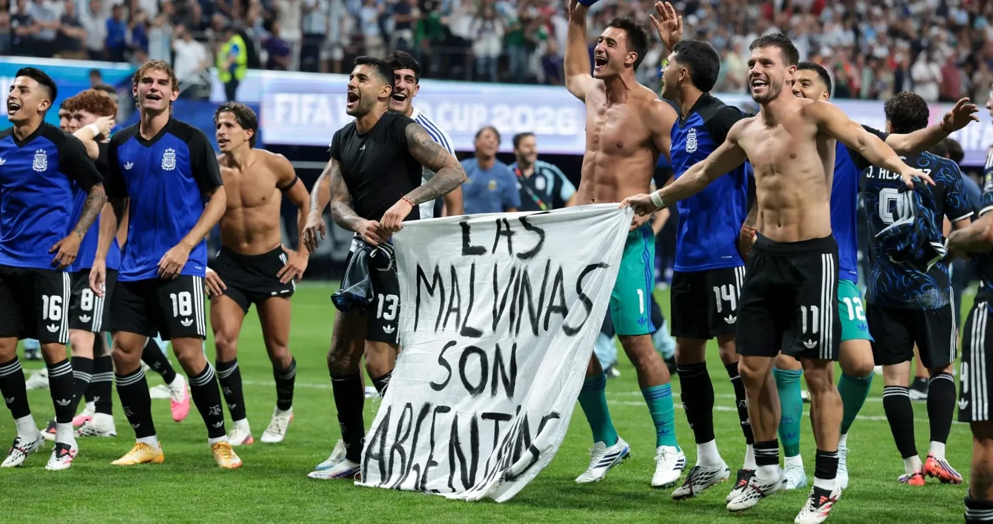 Jugadores de Argentina celebrando con pancarta en mano