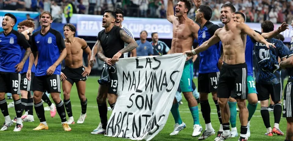 Jugadores de Argentina celebrando con pancarta en mano