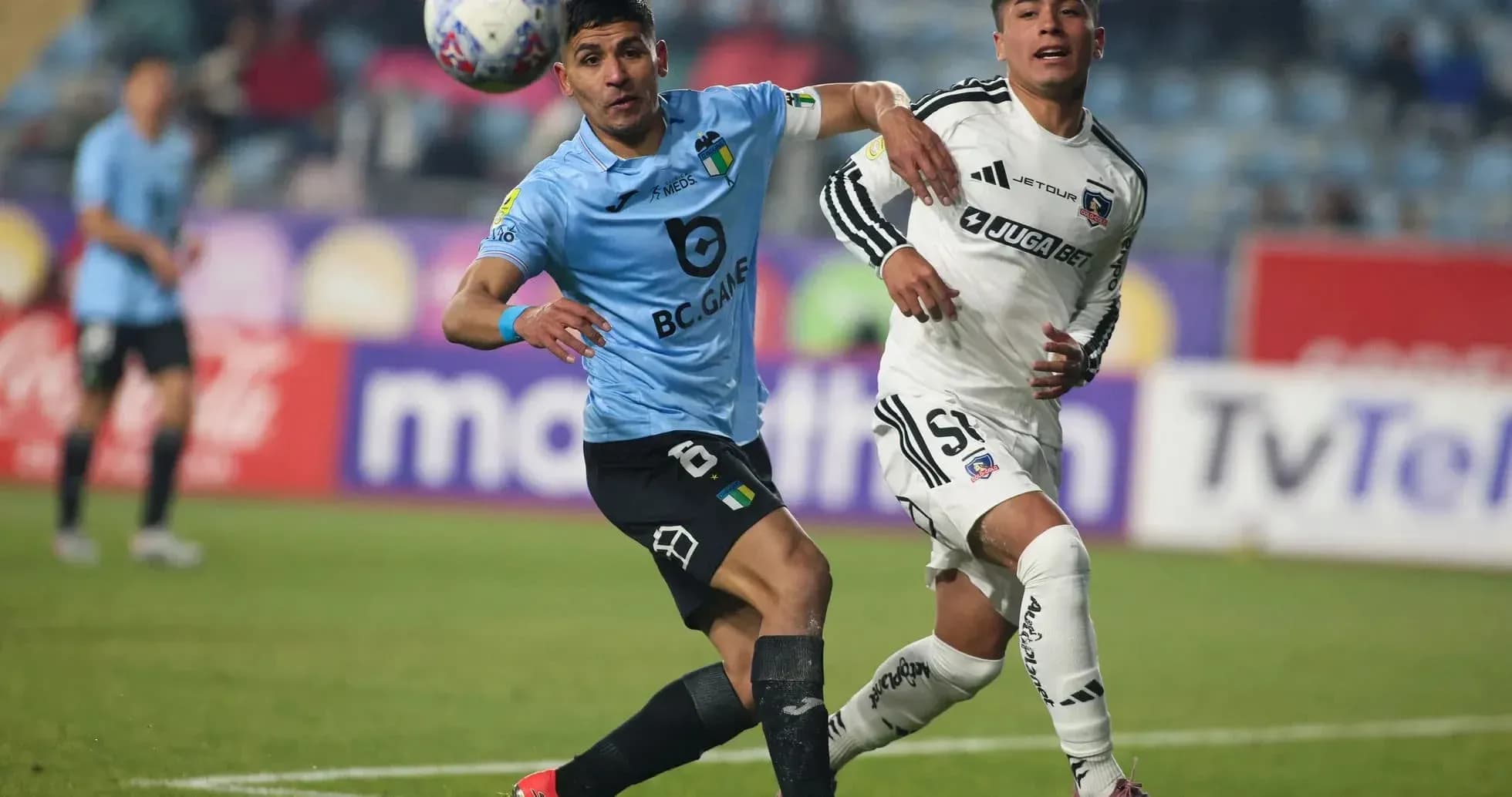 Jugadores de Colo Colo y O'Higgins en acción