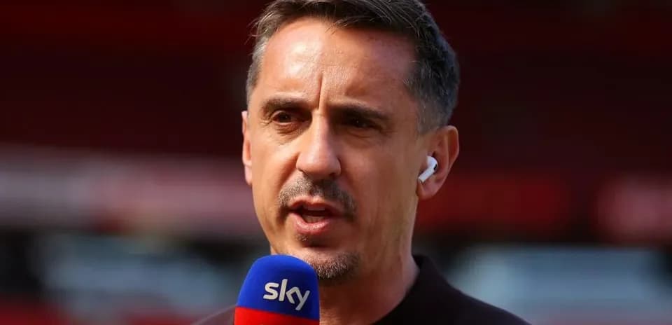 Analista hablando en un micrófono de Sky Sports