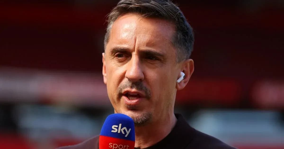 Analista hablando en un micrófono de Sky Sports