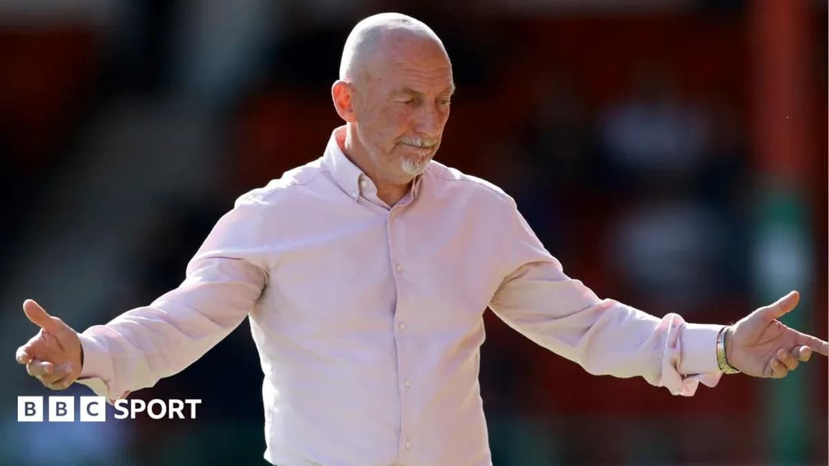 Entrenador gesticulando durante un partido de fútbol