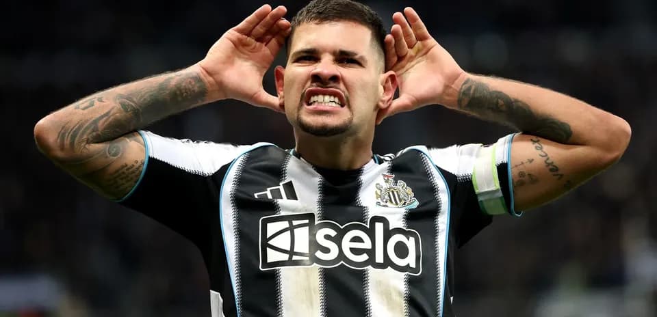 Jugador de Newcastle celebrando con gesto desafiante