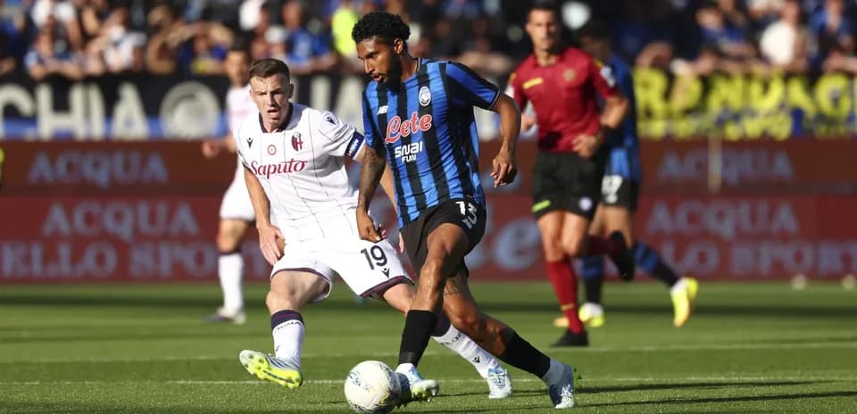 Jugador de Atalanta driblando a rival de Bologna