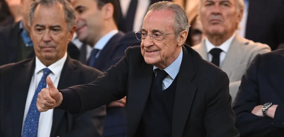 Hombre sonriendo y haciendo pulgar arriba en evento