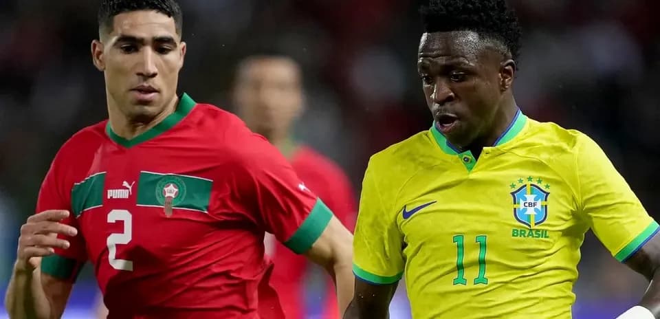 Jugadores de Brasil y Marruecos compitiendo por el balón