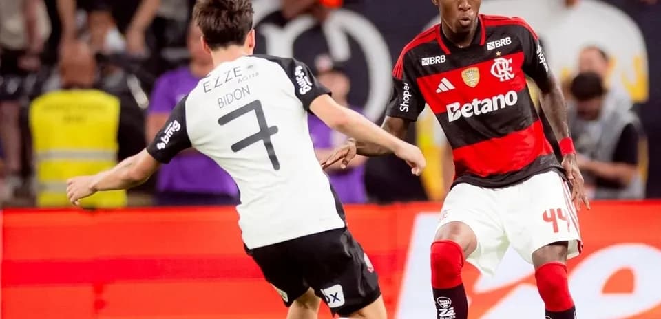 Jugadores de Flamengo y Corinthians en acción