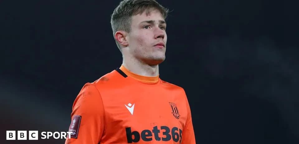 Portero de Stoke City en uniforme naranja