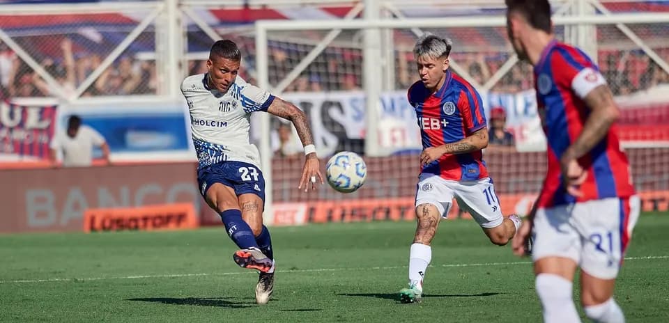 Jugador de Talleres disparando a puerta