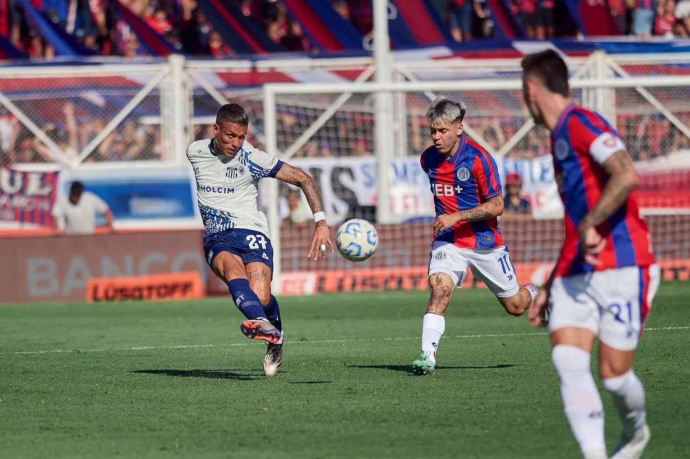 Jugador de Talleres disparando a puerta