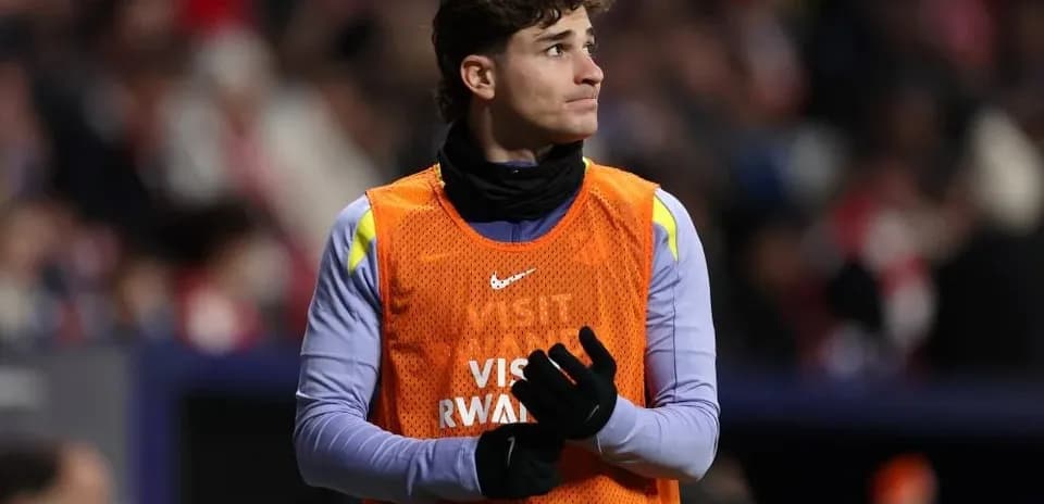 Portero en el banquillo con uniforme de calentamiento