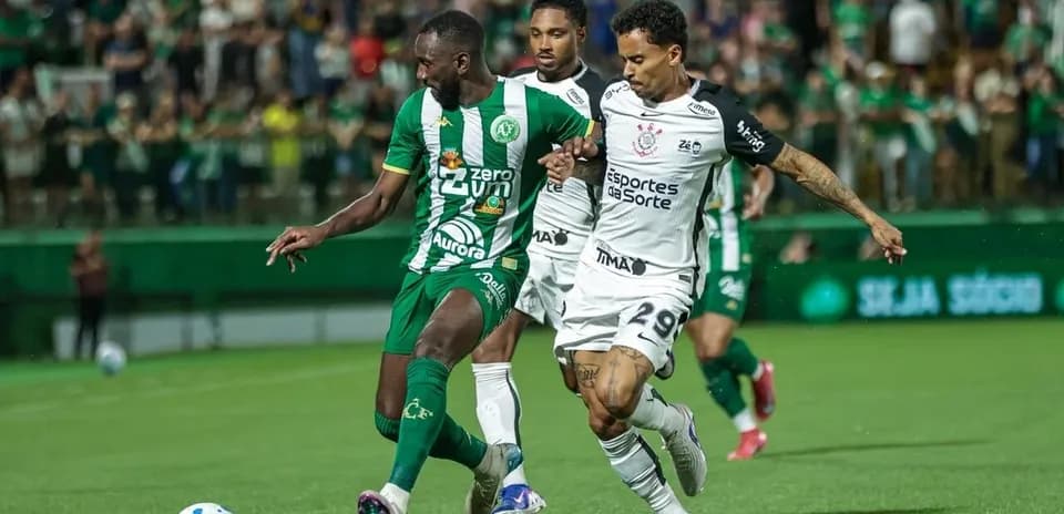 Jugador de Chapecoense y Corinthians en acción