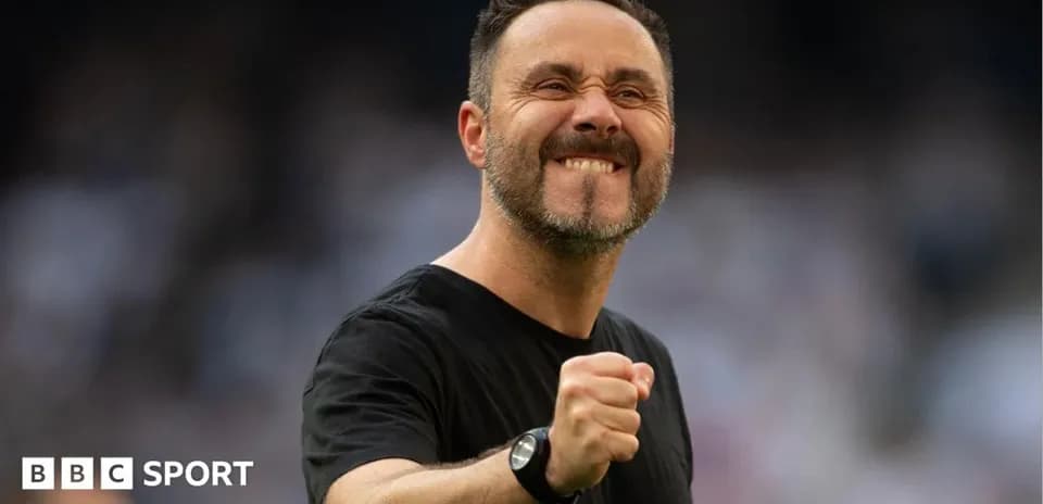 Entrenador celebrando con el puño en alto