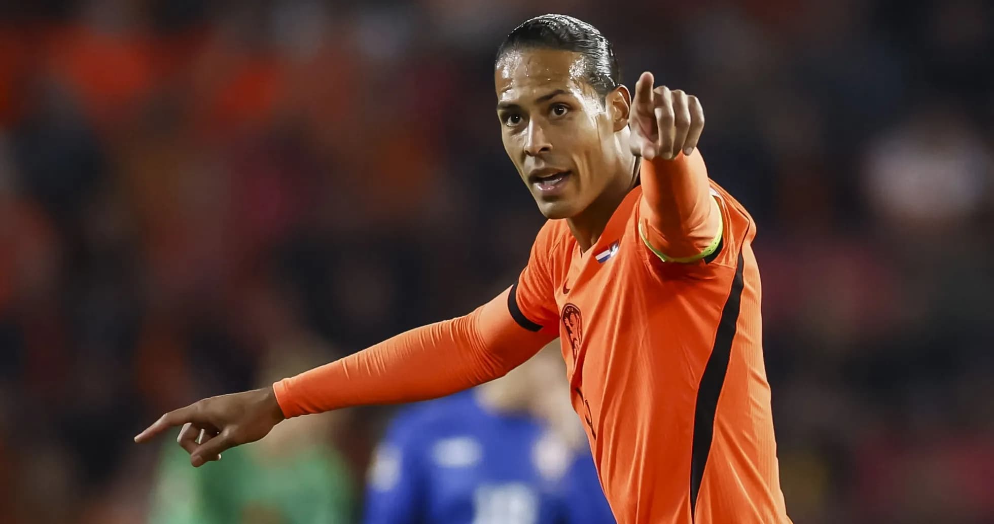 Jugador señalando durante un partido de fútbol