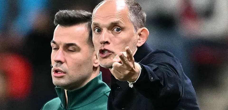Entrenador dando instrucciones durante el partido