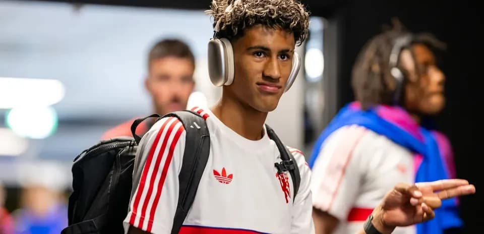 Jugador entrando al vestuario con auriculares puestos