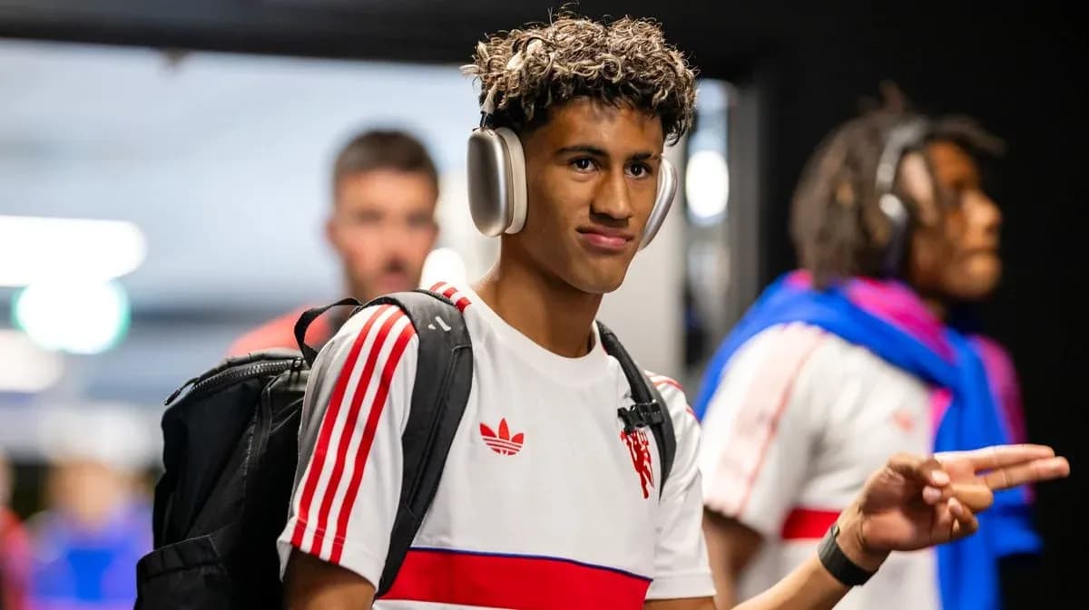 Jugador entrando al vestuario con auriculares puestos
