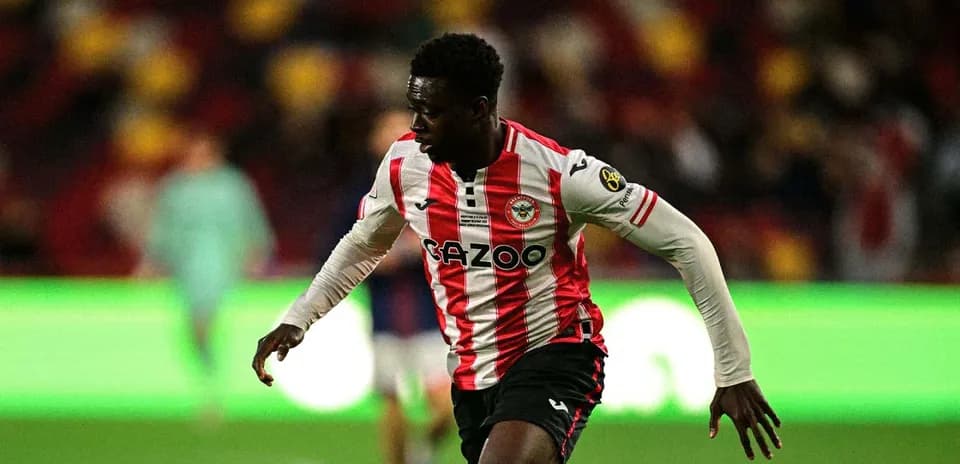 Jugador de Brentford corriendo con balón en el campo
