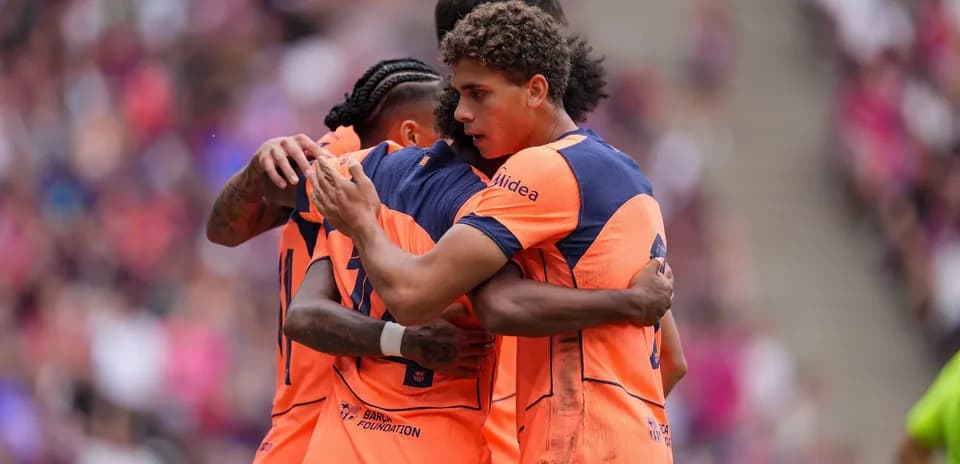 Jugadores abrazándose tras anotar un gol