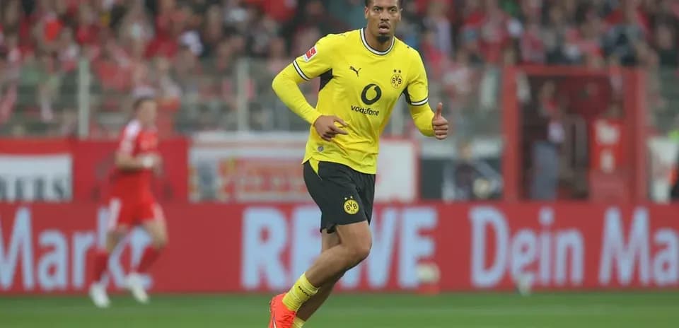 Jugador de Borussia Dortmund corriendo en el campo