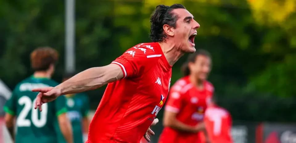Jugador celebrando un gol en el partido
