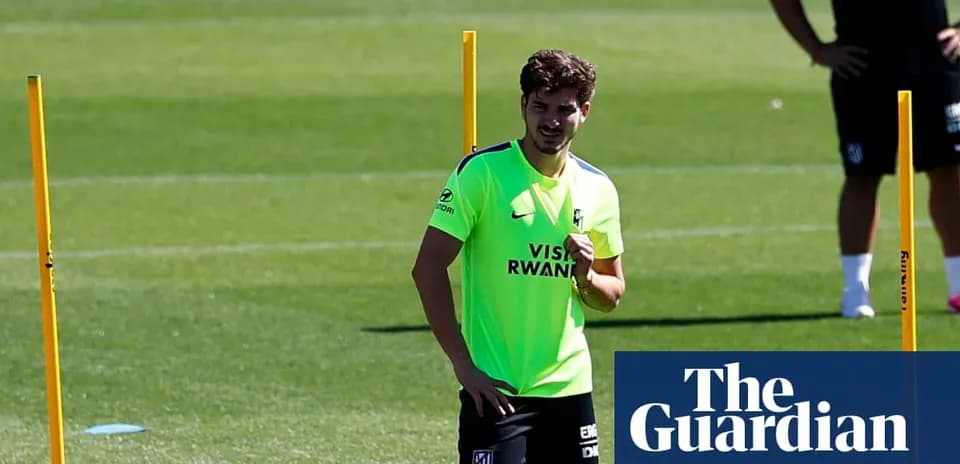 Jugador entrenando en el campo con conos amarillos