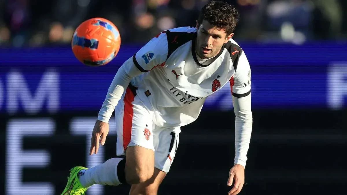 Jugador atrapando balón durante un partido de fútbol