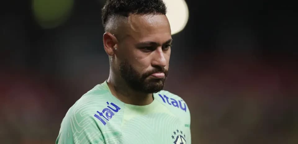 Neymar luciendo pensativo en el campo de juego
