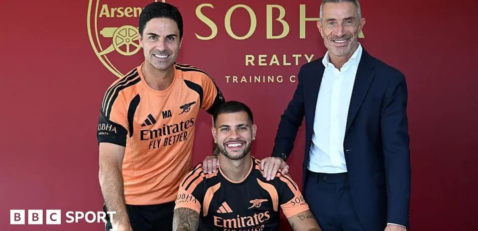 Entrenador y directivos posando con nuevo jugador