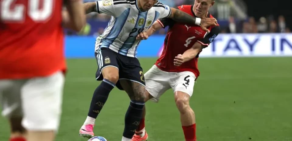 Jugador argentino luchando por el balón contra rival