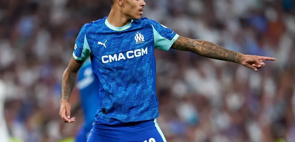 Jugador de Olympique de Marsella señalando durante el partido