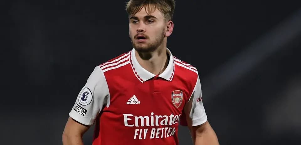 Jugador de Arsenal en acción durante un partido