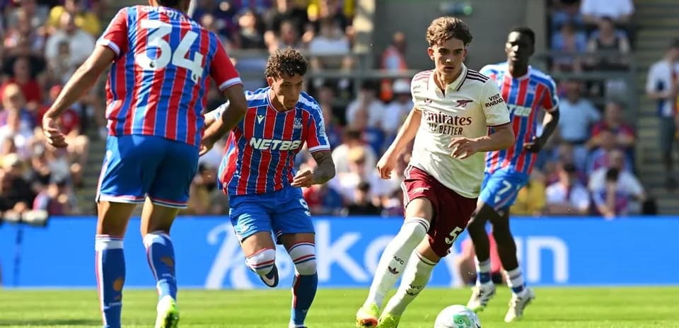 Jugadores de Crystal Palace y Arsenal en acción