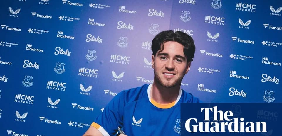 Jugador firmando contrato con Everton en presentación