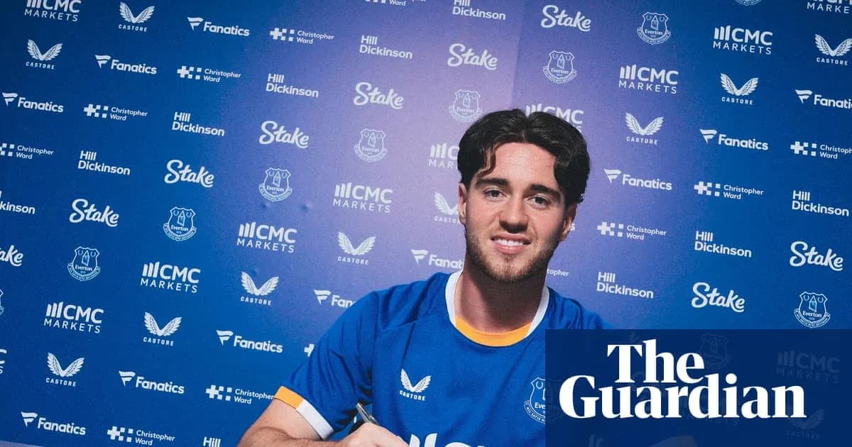 Jugador firmando contrato con Everton en presentación