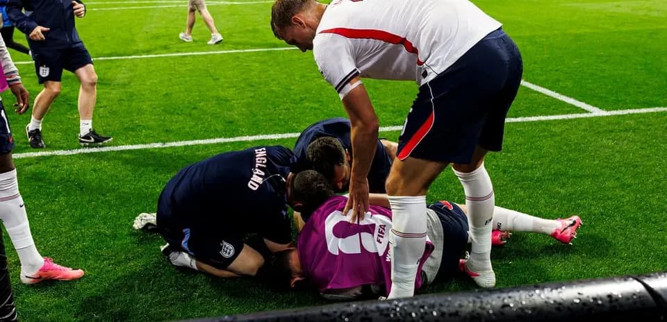 Jugadores de Inglaterra atendiendo a compañero caído