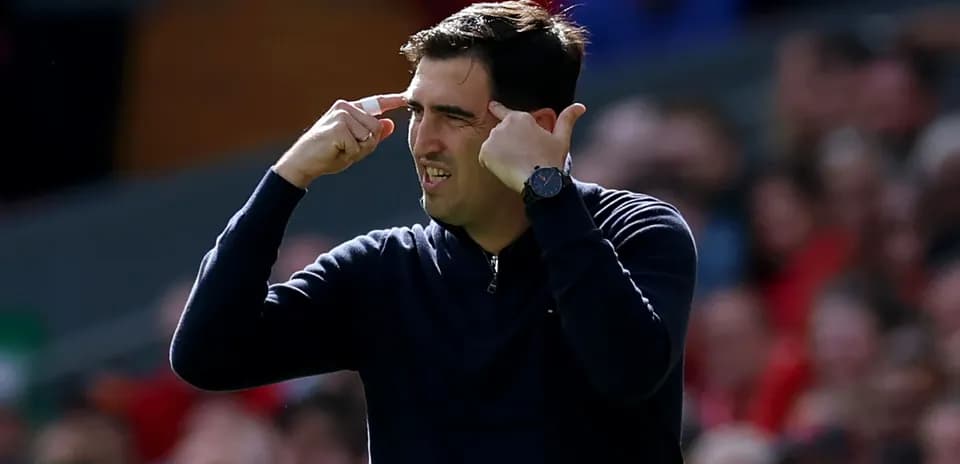Entrenador gesticulando durante un partido
