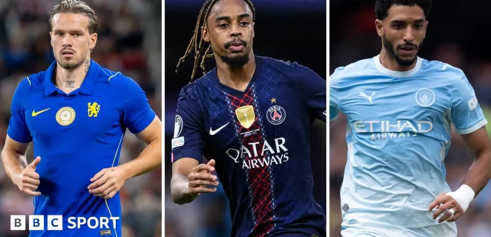 Tres futbolistas en acción durante un partido