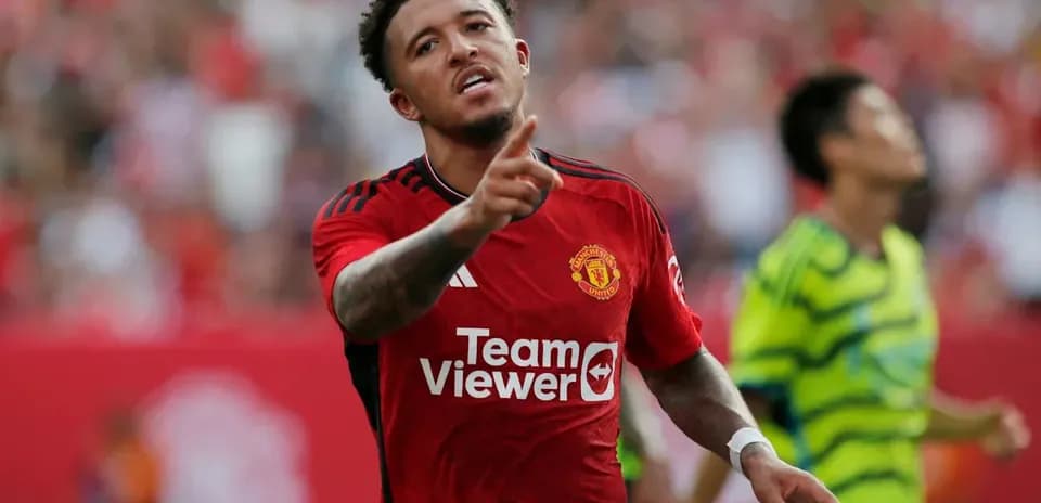 Jugador de Manchester United señalando durante el partido