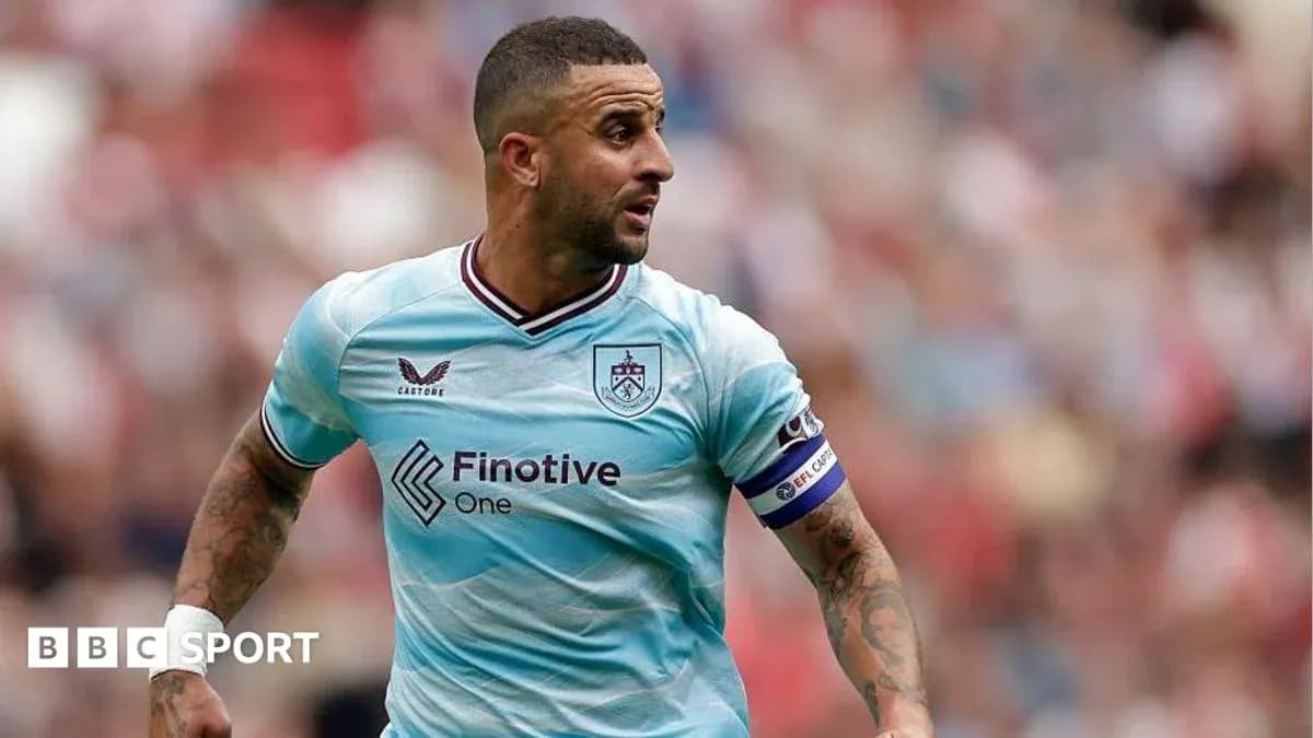 Jugador de Burnley corriendo en el campo de fútbol